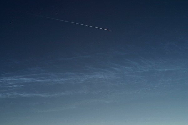 21:22 UTC  Kondenstreifen und NLC / NLC + contrail above (not really above...)